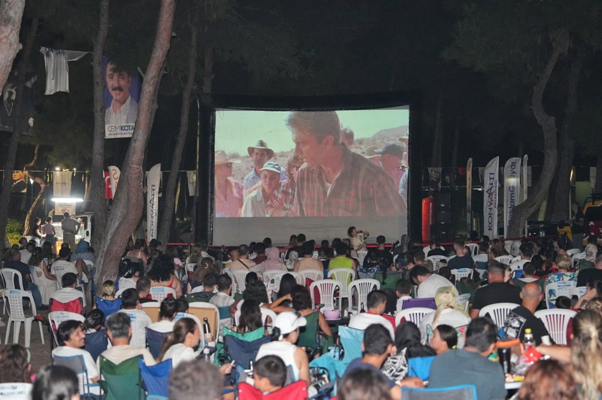 Açık havada film keyfi yaşadılar