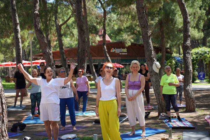 Kahkahalar eşliğinde yoga yaptılar