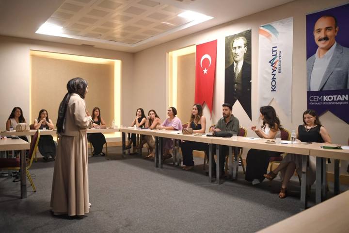 Konyaaltı Belediyesi'nden personele psikolojik ilk yardım eğitimi