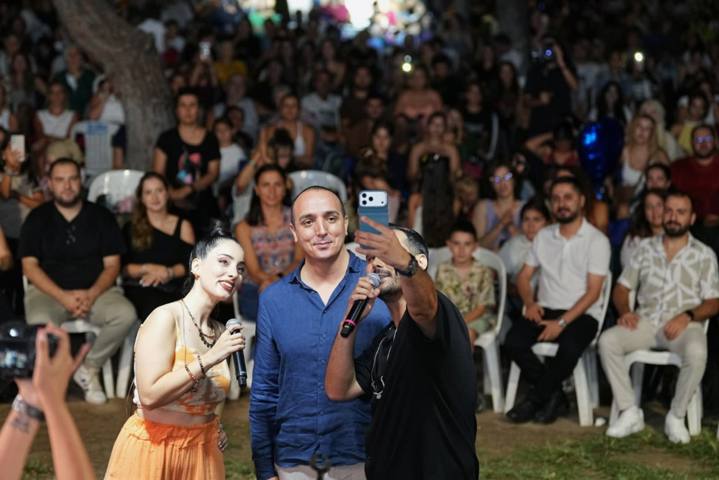 Yağmur eğlenceye engel olmadı