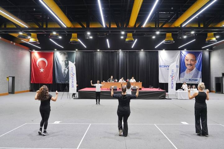 Konyaaltı Halk Oyunları Topluluğu yeni üyelerini seçiyor