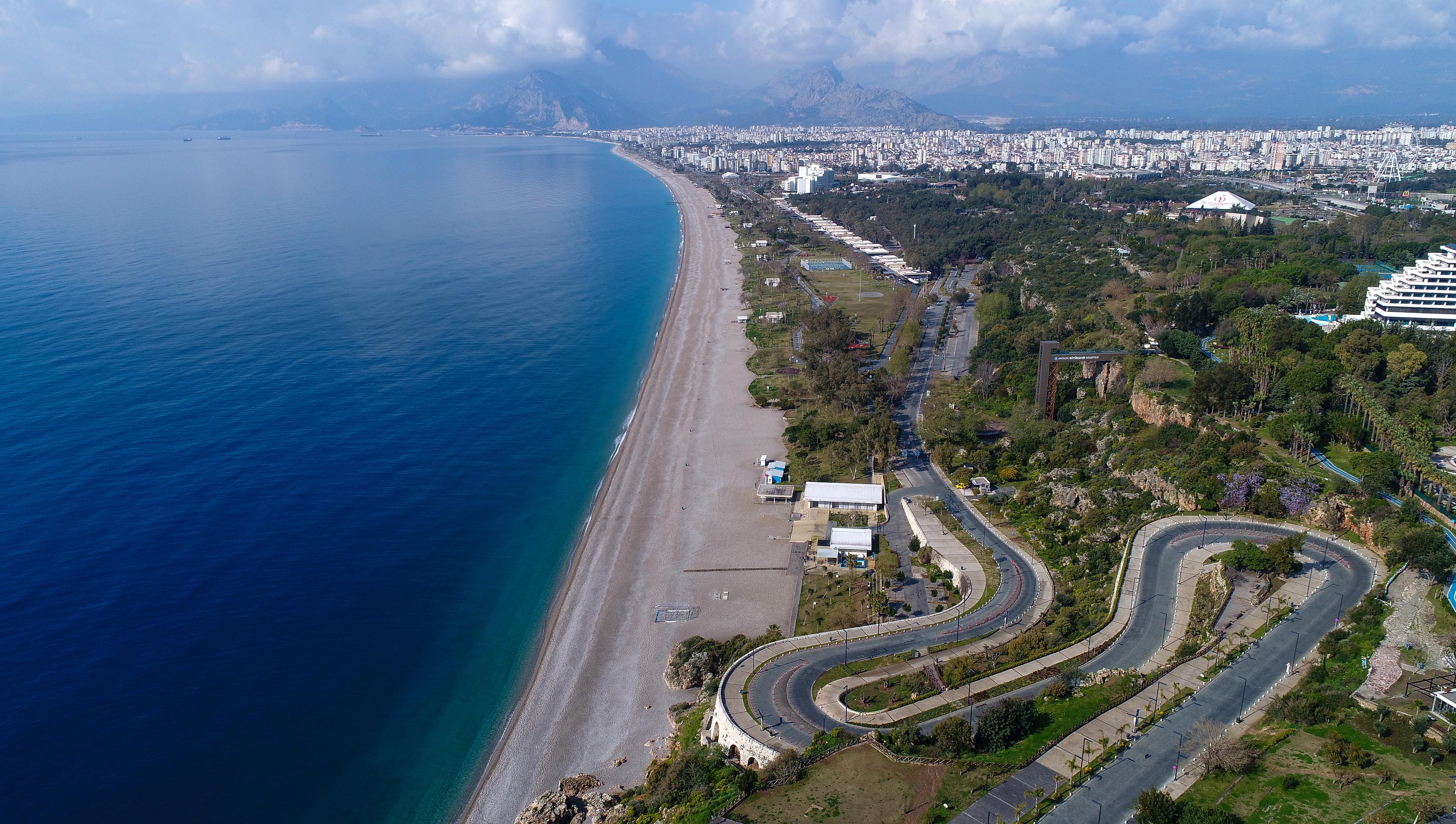 Konyaaltı sahil ve şehir manzarası